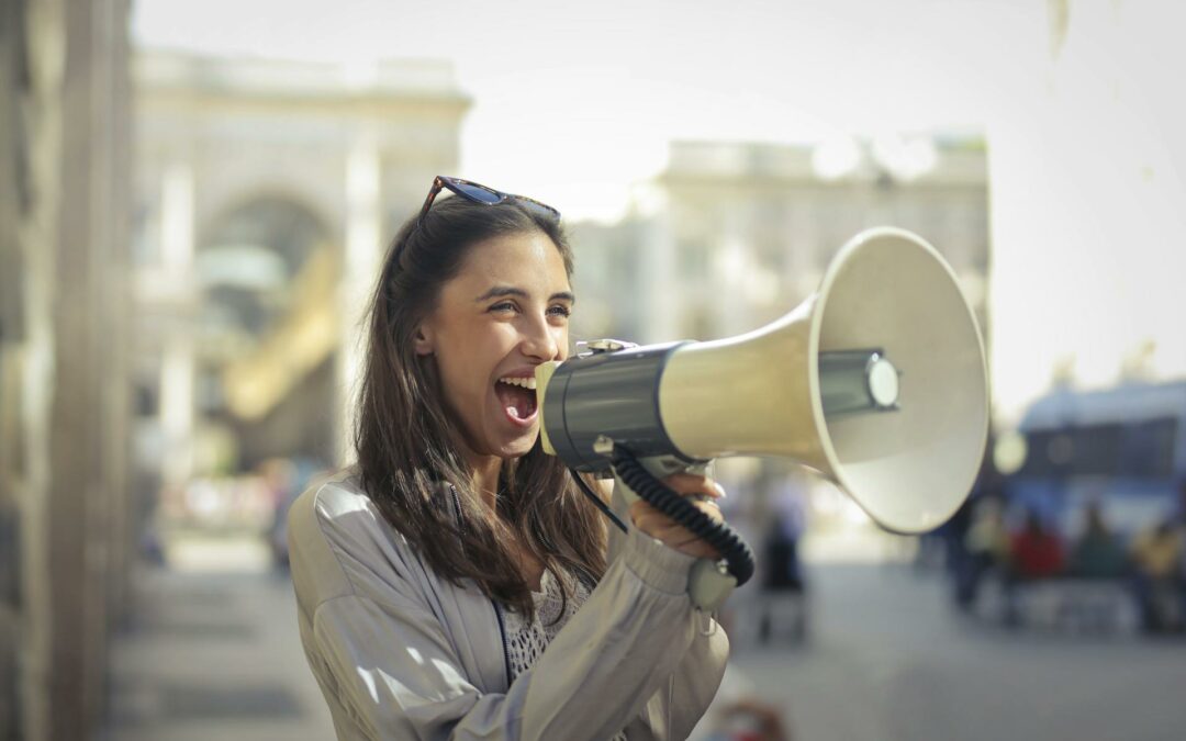 +40 words to describe a voice - Sofia's Pencil - Fantasy writer's blog - woman with megaphone